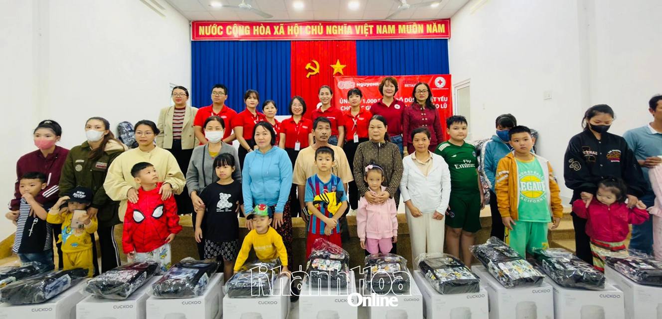 Trao 500 suất quà cho người dân bị thiệt hại do mưa lũ.